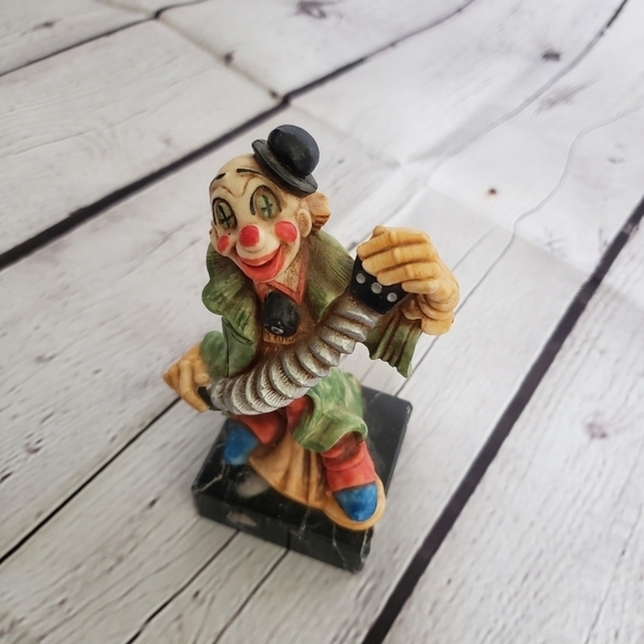 Vintage Clown Figurine Carrara Marble Base Made in Italy Playing Accordion - Picture 6 of 11
